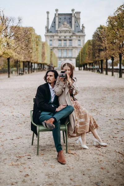 Una Coppia Innamorata Cammina Strade Parigi Ragazzo Con Cappotto Vestito — Foto Stock