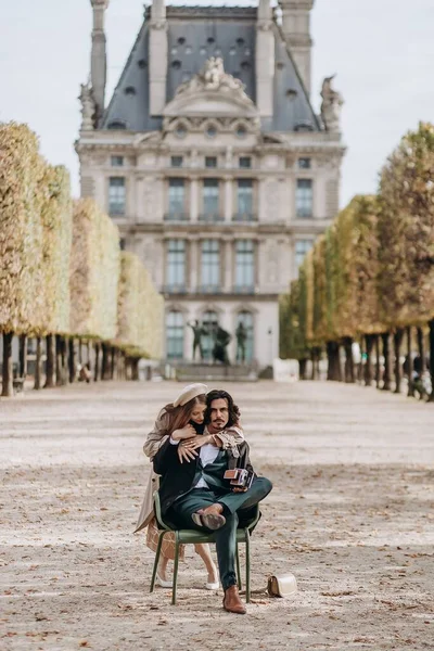 Casal Apaixonado Caminha Pelas Ruas Paris Cara Casaco Terno Uma — Fotografia de Stock