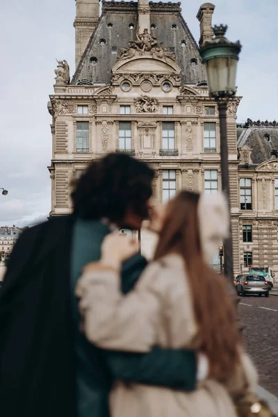Ένα Ερωτευμένο Ζευγάρι Περπατά Στους Δρόμους Του Παρισιού Ένας Τύπος — Φωτογραφία Αρχείου