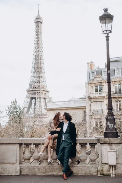 Para Zakochanych Spaceruje Ulicami Paryża Facet Płaszczu Garniturze Dziewczyna Sukience Zdjęcie Stockowe