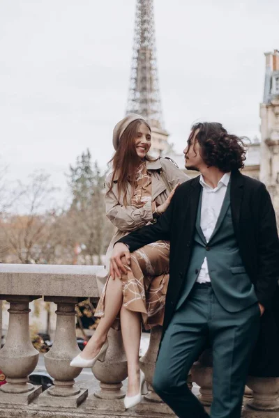 Para Zakochanych Spaceruje Ulicami Paryża Facet Płaszczu Garniturze Dziewczyna Sukience Obraz Stockowy