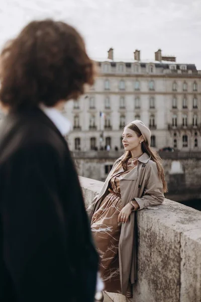 Para Zakochanych Spaceruje Ulicami Paryża Facet Płaszczu Garniturze Dziewczyna Sukience Obrazek Stockowy