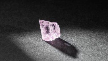 Pembe şeffaf Kunzite kristal iyileştirici mücevher arka planda arkadan aydınlatılıyor. Doğal spodumen minerali