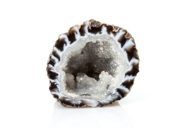 Hyaline Quartz ve Agate Jeode Beyaz Arkaplanda izole edildi. Saf, berrak ya da renksiz bir kuvars. Volkanik Kaya 'da oluşmuş.