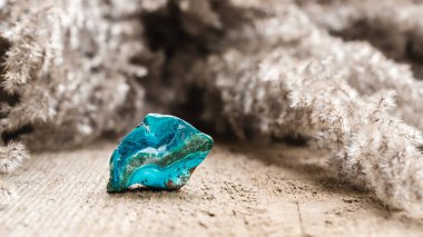 Tahta Arkaplan 'da devrilmiş Cyan Renkli Chrysocolla Phyllosiliate Mineral