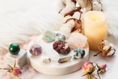 Kristal Ruhsal Ayin için Şifa Taşları, Cadı Uygulaması, Yakıcı Mumlar ve Gemstone 'larla Özel Cadılık Düzenlemesi