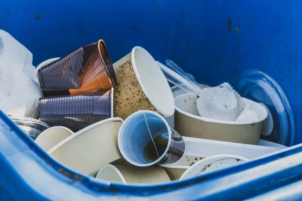 Lixeira Cheia Lixo Plástico Uso Único Copos Plástico Bandejas Placas — Fotografia de Stock