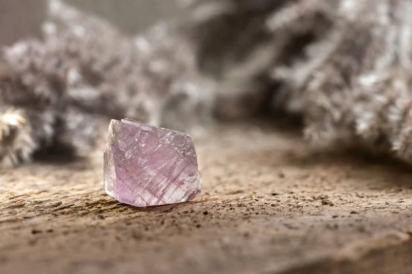 Florit Flüorspar Mineral Kristal Taş Mücevheri Tahta Arkaplan Arkadan Aydınlatılıyor — Stok fotoğraf