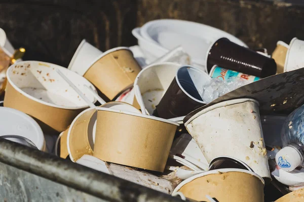 Lviv Ucrânia Março 2022 Lixeira Cheia Lixo Plástico Uso Único — Fotografia de Stock