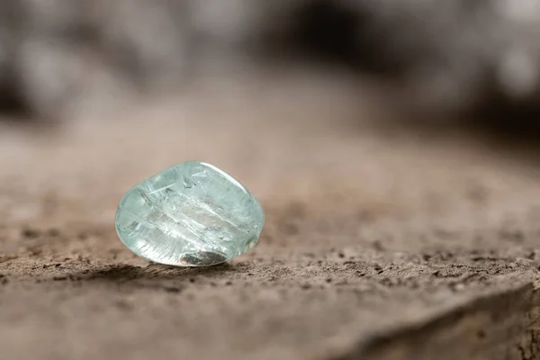 Бледно Голубой Аквамарин Драгоценный Камень Вуденском Фоне Исцеляющий Камень Дыхания — стоковое фото