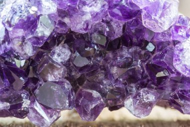 Mor Ametist Kristal Dürzü Küme Arkaplanı. Kristal Kavramı 'nı iyileştirmek için, Amethyst endişe ve strese iyi gelir. Doğal Mineral Taş Koleksiyonu