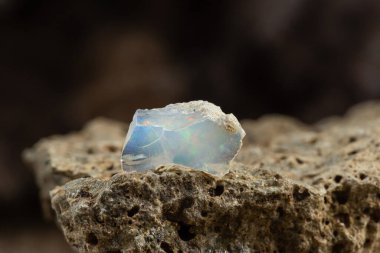 Çiğ Kesilmemiş Opal Mineral Taşı. Jeoloji Kristal Toplama Doğal Arkaplan