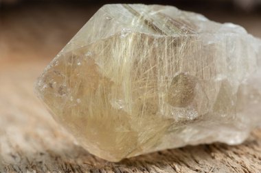 Ahşap Arkaplanda Rutile Kristal Mineral Taşı ile Kuvars 'ın Aşırı Kapanışı