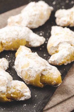 Geleneksel Yahudi Rugelach veya Kifli Hilal Şekerli Kurabiye. Taze ev yapımı kruvasan kruvasanı şekerlemesi.