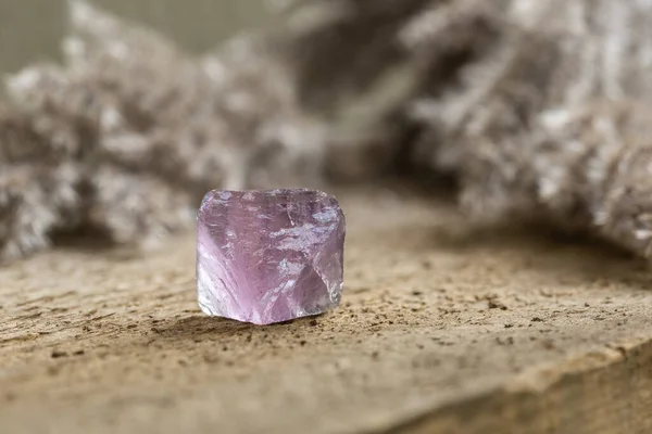 Fluorite Fluorspar Mineral Crystal Gem Stone Lit Сзади Деревянном Фоне — стоковое фото