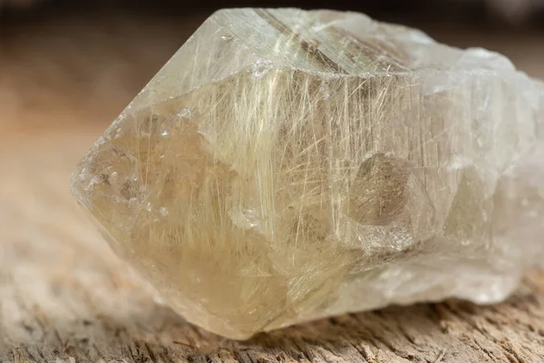 Ahşap Arkaplanda Rutile Kristal Mineral Taşı Ile Kuvars Aşırı Kapanışı — Stok fotoğraf
