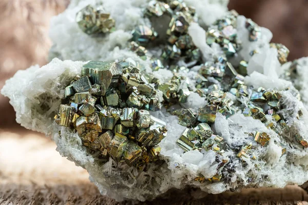 Kuvars Kristalleri Kümesi Kesilmemiş Mineral Taş Makro Atışı — Stok fotoğraf