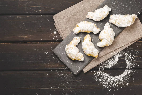 Tradycyjne Żydowskie Rugelach Lub Kifli Crescent Rolled Cookies Pokryte Lukrem — Zdjęcie stockowe