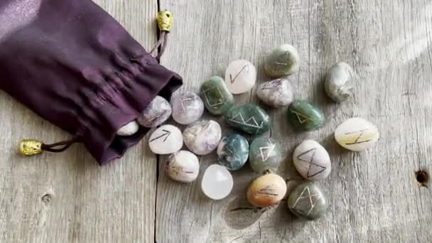 一套流星雨刻在五彩斑斓的天然宝石上 为魔法仪式 占卜或算命准备的散落的沙丘石 — 图库视频影像
