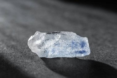 Nadir Mavi Dumortierite ile Quartz Karanlık Arkaplanda Mineral Kristal Taşı. İyileştirme Kristalleri ve Mineraller Koleksiyonu