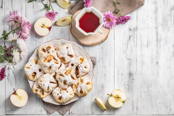Domowej Roboty Ciasto Francuskie Koperta Kształt Bułki Wypełnione Dżem Jabłkowy — Zdjęcie stockowe