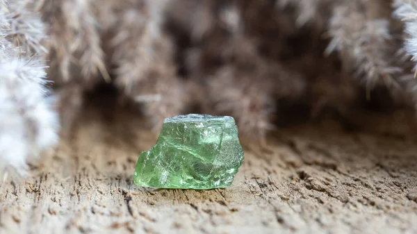 Ahşap Arkaplan Saydam Yeşil Apatite Kristal Şifa Taşı Doğal Değerli — Stok fotoğraf
