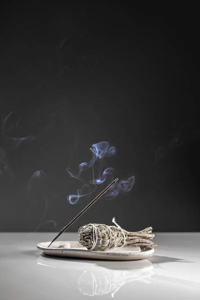 Спалювання Aromatic Incense Smoky Stick Salvia Sage White Tray Meditation — стокове фото