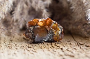 Doğal Çiğ Ateş, Tahta Arkaplan 'da Yarı Değerli Gemstone' u Af Etti