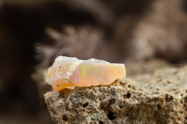 Çiğ Kesilmemiş Opal Mineral Taşı. Jeoloji Kristal Toplama Doğal Arkaplan