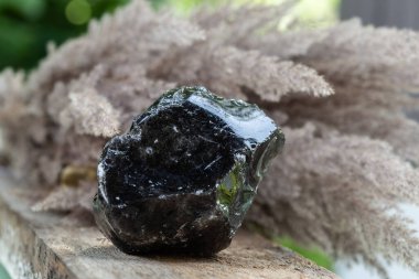 Tahta Arkaplan üzerinde Kara Obsidian Mineral Kaya Örnekleri. Lavdan doğal volkanik cam formlar
