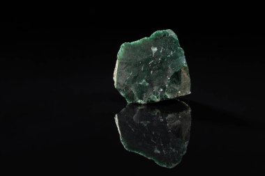 Kesilmemiş Yeşil Yosun Kara Arkaplanda Yansımalı Mücevher Taşı