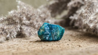 Ahşap Arkaplanda Mavi ve Sarı Apatite Kristal Mineral Taşı