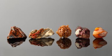 Barite, Aragonite Sputnik, Erythrite Kristalleri, Mahogany Obsidian ve Carnelian 'ı da içeren Taşlar ve Mineraller bir satıra yerleştirildi.
