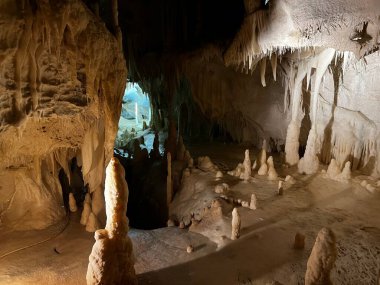 Grotte di Frasassi Karst Mağarası Stalactites ve Stalagmitlerle Genga, Marche, İtalya 'da. Kireçtaşı oluşumları, Doğal Güzellik Manzarası