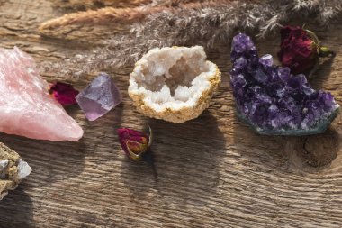 Alternatif kristal iyileştirme konsepti. Wicca Cadılık Uygulaması için Şifa Taşları Kuru Bitkiler ve Çiçeklerle Tahta Masa Kurulmuştu. Boşluğu Kompozisyonun Altından Kopyala