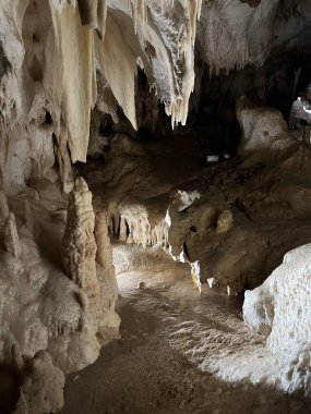 Grotte di Frasassi Karst Mağarası Stalactites ve Stalagmitlerle Genga, Marche, İtalya 'da. Kireçtaşı oluşumları, Doğal Güzellik Manzarası