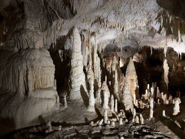 Grotte di Frasassi Karst Mağarası Stalactites ve Stalagmitlerle Genga, Marche, İtalya 'da. Kireçtaşı oluşumları, Doğal Güzellik Manzarası