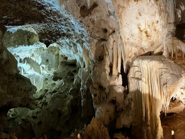 Grotte di Frasassi Karst Mağarası Stalactites ve Stalagmitlerle Genga, Marche, İtalya 'da. Kireçtaşı oluşumları, Doğal Güzellik Manzarası