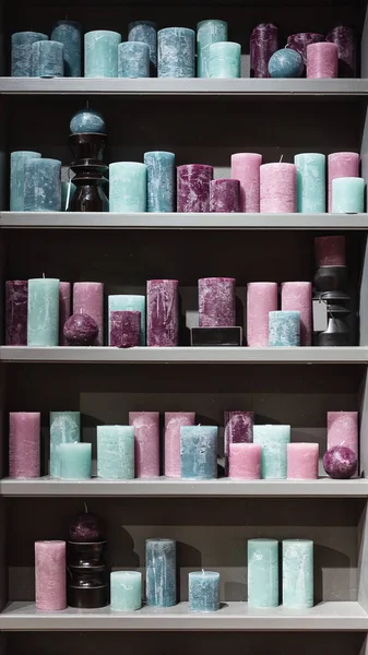 Пастельные Свечи Голубого Фиолетового Цвета Полках Магазине Свечей — стоковое фото