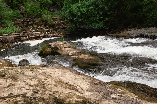 River Creek Rocks Parku Regionalnym Lacamas Waszyngton Usa Kaskadowe Wodospady — Zdjęcie stockowe
