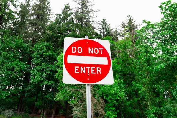 鮮やかな赤緑の森に対して道路標識を入力しないでください 自然空間における人間の影響力のスターク リマインダーとしての看板 — ストック写真
