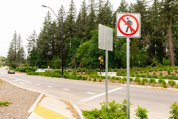 Пересек Пешеходного Дорожного Знака Показывая Белый Круг Красной Границей Черную — стоковое фото