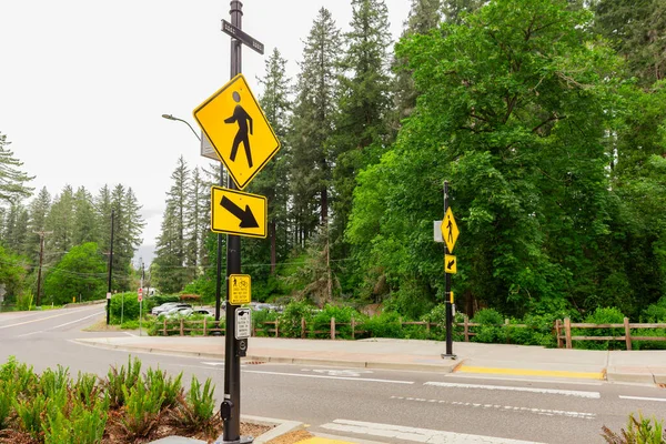 Het Iconische Gele Voetgangersbord Een Lokale Weg Het Bosgebied Prioritering — Stockfoto