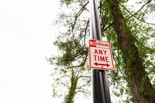 美国版本的禁止停车任何时间路标 指示禁止停车 停车限制 确保交通流量和遵守美国城市地区的规章制度 — 图库照片