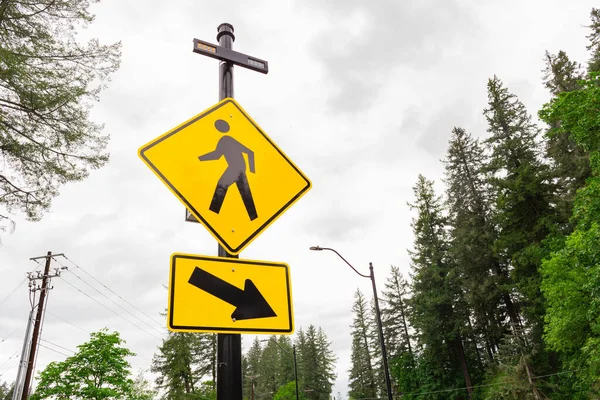 Жовтий Пішохідний Дорожній Знак Місцевій Дорозі Лісовій Зоні Пріоритети Благополуччя — стокове фото