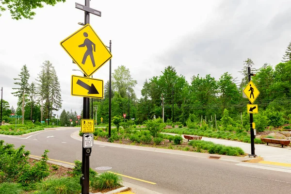 Het Iconische Gele Voetgangersbord Een Lokale Weg Het Bosgebied Prioritering — Stockfoto