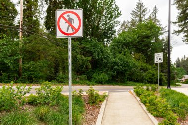 Yolda Yaya Trafik İşareti Yok, Kırmızı Sınır 'da Beyaz Daire ve Kırmızı Hat' ta Çapraz Çizili Siyah Bir Kişinin Şeklini Çapraz Çizdi.. 