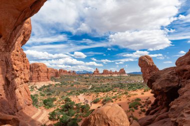 Çifte Kemer Kum Taşı oluşumundan, Doğal Harikalar Arches Ulusal Parkı, Utah, ABD.