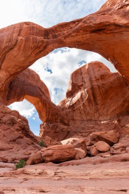 Çifte Kum Taşı oluşumu. The Windows Section Trail with Doble Arch, Natural Wonder in Arches National Park, Utah, ABD.