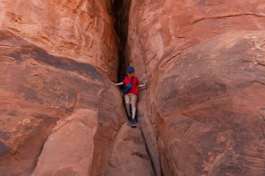 Utah, ABD 'deki Arches Ulusal Parkı' nda Tırmanan Genç Yürüyüşçü Çocuk.